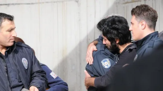 İntihardan vazgeçti, polisle yumruk selamı yaptı