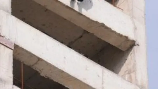 İntihardan vazgeçti, polisle yumruk selamı yaptı