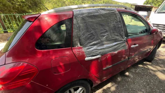İpini koparan boğa otomobilin üzerine düştü