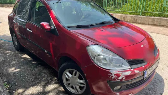İpini koparan boğa otomobilin üzerine düştü