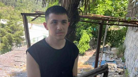 İpini koparan boğa otomobilin üzerine düştü