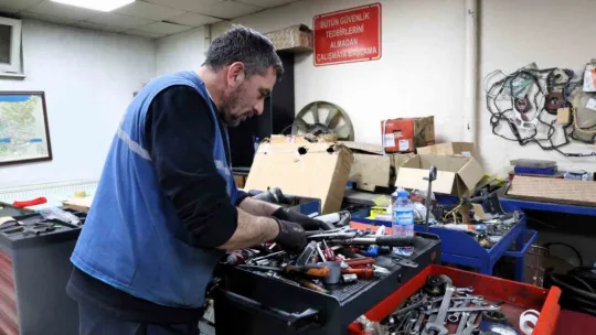 İş makinelerinin bakımı belediye atölyesinde yapılıyor