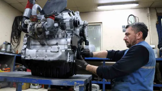 İş makinelerinin bakımı belediye atölyesinde yapılıyor