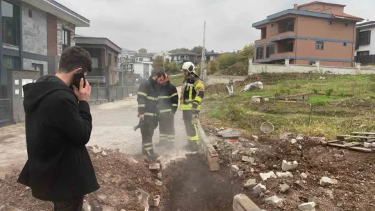 İş makinesi doğal gaz borusuna zarar verdi: Yükselen alevler korkuttu