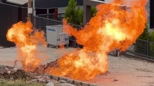 İş makinesi doğal gaz borusuna zarar verdi: Yükselen alevler korkuttu