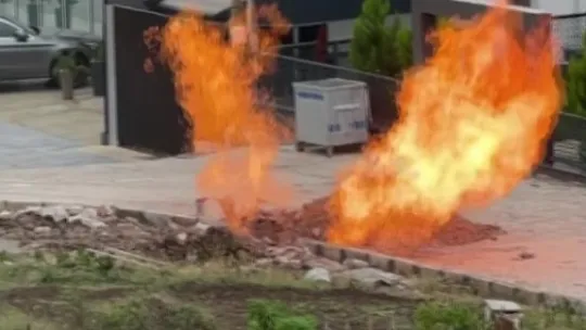İş makinesi doğal gaz borusuna zarar verdi: Yükselen alevler korkuttu