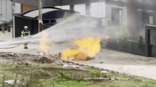 İş makinesi doğal gaz borusuna zarar verdi: Yükselen alevler korkuttu