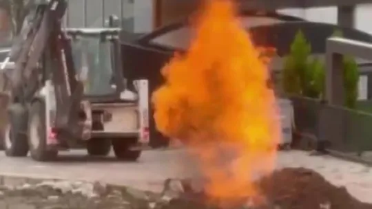 İş makinesi doğal gaz borusuna zarar verdi: Yükselen alevler korkuttu