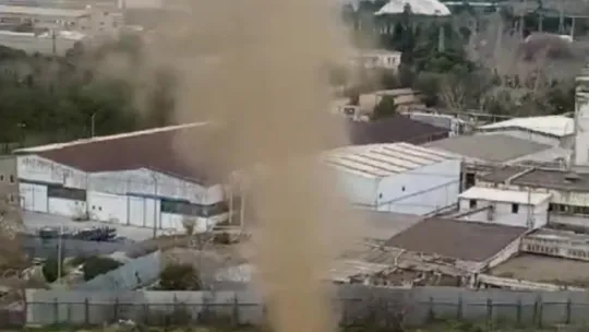 İş makinesi doğalgaz borusunu deldi, 13 mahallenin gazı kesildi