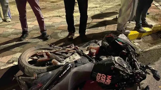 İş makinesi ile çarpışan motosikletli ağır yaralandı