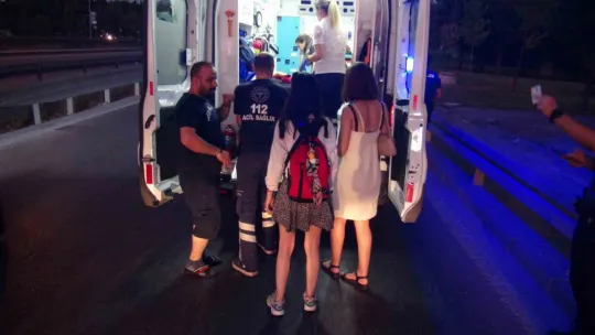 İş makinesi taşıyan tır ile otomobil çarpıştı: 1 yaralı