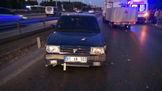 İş makinesi taşıyan tır ile otomobil çarpıştı: 1 yaralı