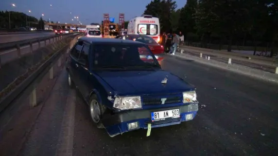 İş makinesi taşıyan tır ile otomobil çarpıştı: 1 yaralı