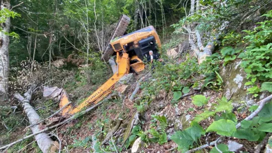 İş makinesi dik yamaçtan uçtu, operatör altında kaldı