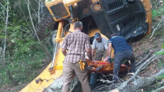 İş makinesi dik yamaçtan uçtu, operatör altında kaldı