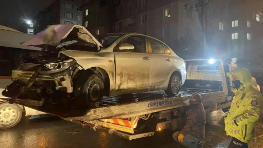 İş makinesini sollamak istedi, ağaca girdi