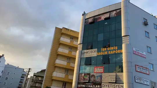 İş merkezinin çatısına çıktı, yürekler ağza geldi