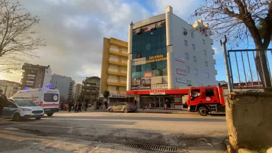 İş merkezinin çatısına çıktı, yürekler ağza geldi