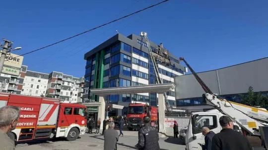 İş merkezinin dış cephesinde yangın çıktı