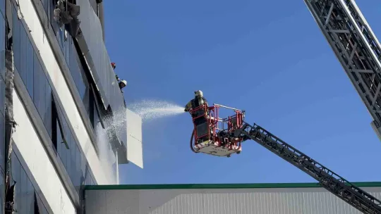İş merkezinin dış cephesinde yangın çıktı