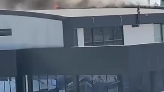 İş merkezinin dış cephesinde yangın çıktı