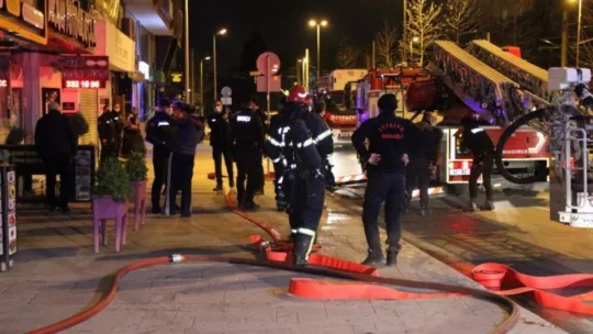 İş yerinde çıkan yangın bina sakinlerini sokağa döktü!