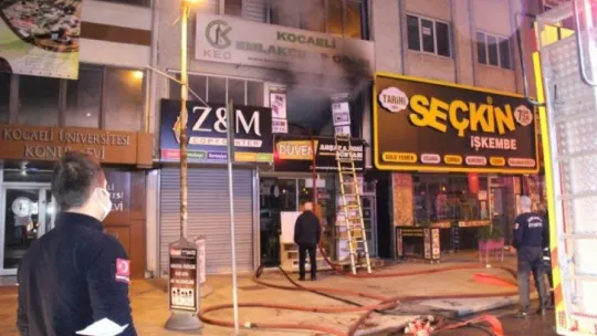 İş yerinde çıkan yangın bina sakinlerini sokağa döktü!