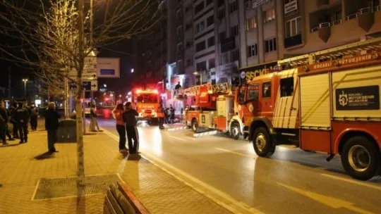 İş yerinde çıkan yangın bina sakinlerini sokağa döktü!