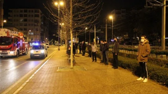 İş yerinde çıkan yangın bina sakinlerini sokağa döktü!