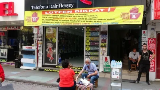 İş yerinin kapısına, tehdit altındaki kadınlar için 'Bize sığının' yazısı astılar