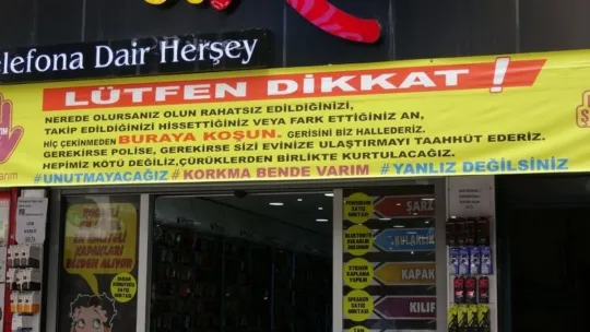 İş yerinin kapısına, tehdit altındaki kadınlar için 'Bize sığının' yazısı astılar