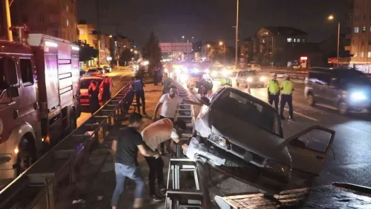 İşçi minibüsüne çarpan otomobil bariyerlere çıktı: 1 yaralı