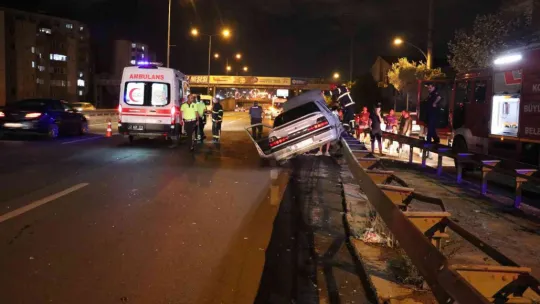 İşçi minibüsüne çarpan otomobil bariyerlere çıktı: 1 yaralı