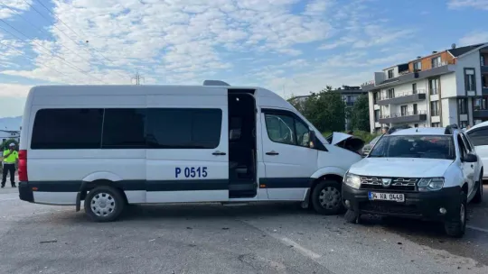 İşçi servisi ile cip çarpıştı: 7 yaralı