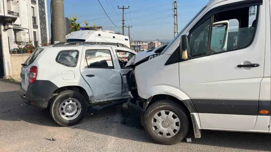 İşçi servisi ile cip çarpıştı: 7 yaralı