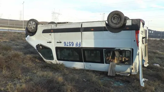 İşçi servisi takla attı: Yaralılar var