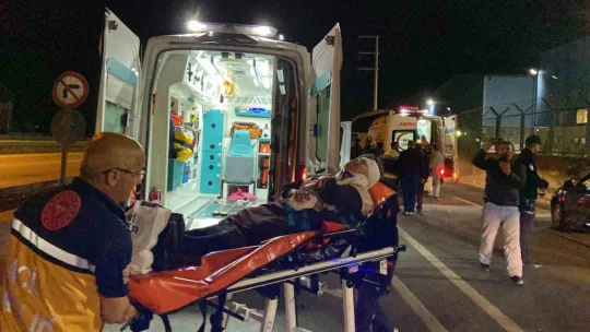 İşçi servisi yol ayrımındaki bariyere çarptı: 5 yaralı