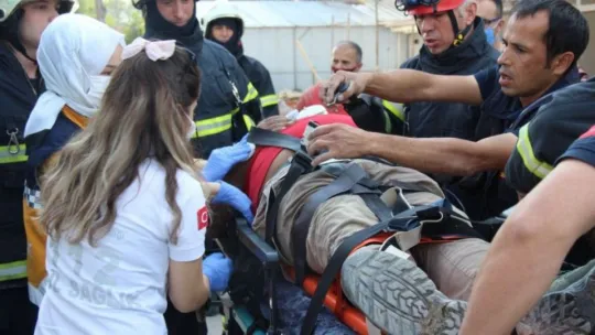 İşçiler asansör boşluğuna düştü: 1'i ağır 2 yaralı