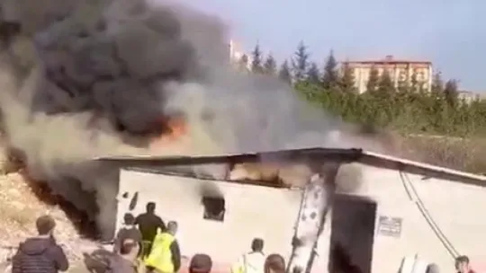 İşçiler çaresizce yangını izledi
