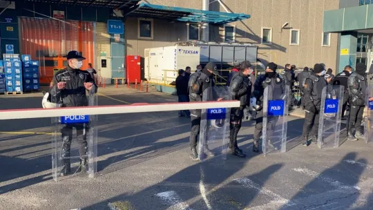 İşçiler kendilerini fabrikaya kapattı: 108 gözaltı