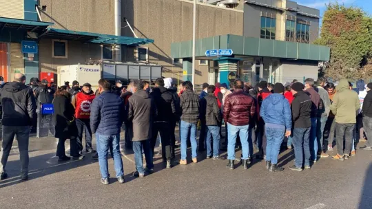 İşçiler kendilerini fabrikaya kapattı: 108 gözaltı
