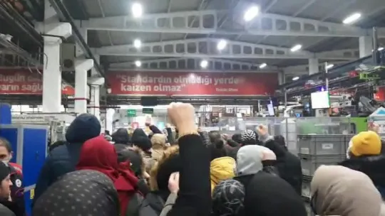 İşçiler kendilerini fabrikaya kapattı: 108 gözaltı