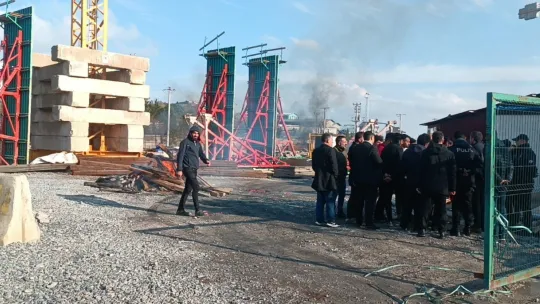 Parasını alamayan işçiler ateş yakarak eylem yaptı