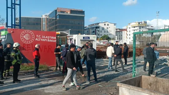 Parasını alamayan işçiler ateş yakarak eylem yaptı