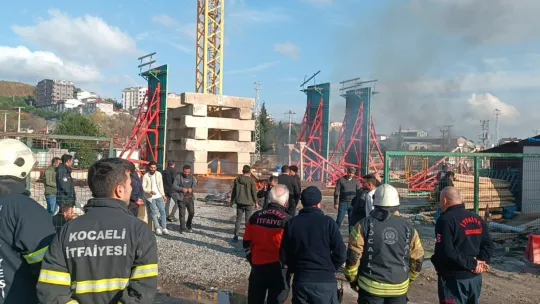 Parasını alamayan işçiler ateş yakarak eylem yaptı