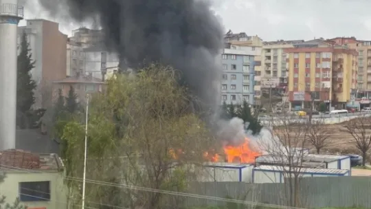 İşçilerin kaldığı konteyner alev alev yandı