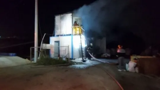 İşçilerin kaldığı konteynerde yangın!