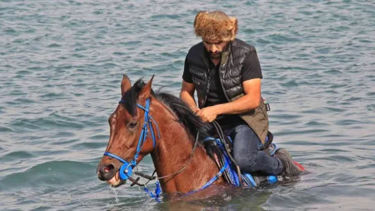 İşe atla gidiyor, sokakları onunla turluyor