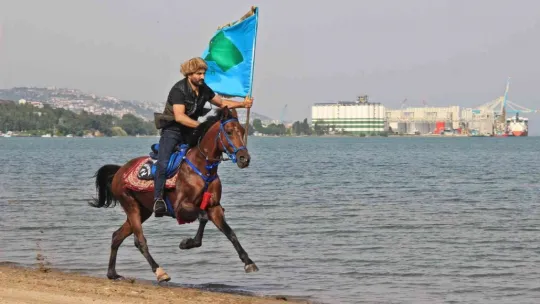 İşe atla gidiyor, sokakları onunla turluyor