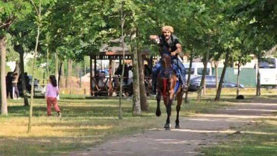 İşe atla gidiyor, sokakları onunla turluyor